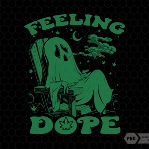 Puede incluir: Diseño gráfico verde que presenta un fantasma relajándose en una silla de madera, fumando y rodeado de hojas de cannabis. El texto dice "Feeling Dope" en una fuente retro. El fondo es negro con un patrón de panal.