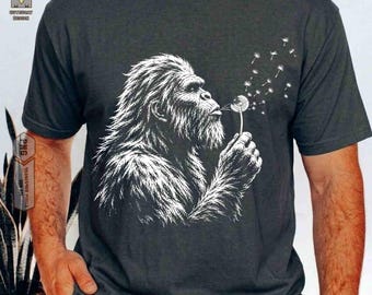 Bigfoot divertido soplando un diente de león PNG, Soplando deseos PNG, Día del Padre PNG, Papá Bigfoot PNG, Sasquatch vintage PNG, Amante de la naturaleza PNG, Camping