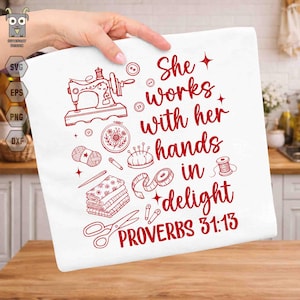 Könnte beinhalten: Eine weiße Keramik-Tasse mit schwarzem Henkel und dem Text "But First, Coffee" in schwarzer, handschriftlicher Schrift. Die Tasse steht auf einer weißen Oberfläche.