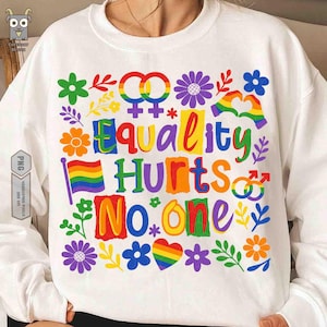 Op de afbeelding: Witte sweatshirt met een kleurrijke afbeelding met de tekst "Equality Hurts No One". Het ontwerp bevat een regenboogvlag, bloemen, harten en symbolen van gender en seksualiteit. De sweatshirt heeft een ronde hals.