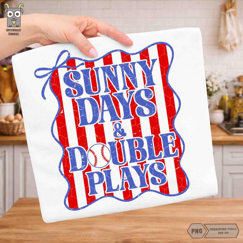 Puede incluir: Dise&ntilde;o blanco con tem&aacute;tica de b&eacute;isbol con el texto "SUNNY DAYS & DOUBLE PLAYS" en azul, rojo y blanco. El dise&ntilde;o incluye un gr&aacute;fico de b&eacute;isbol. El dise&ntilde;o est&aacute; sobre un fondo blanco.