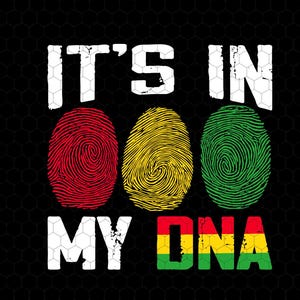 Könnte beinhalten: Schwarzes Grafikdesign mit dem Text "IT'S IN MY DNA" in Weiß. Das Design zeigt drei Fingerabdruckformen in Rot, Gelb und Grün. Der Hintergrund ist schwarz mit einem Wabenmuster.