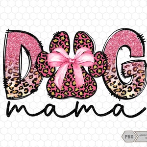 以下が含まれることがあります： ピンクとゴールドのグリッターで「Dog Mama」のデザイン。ピンクのリボンとレオパード柄の足跡が付いています。