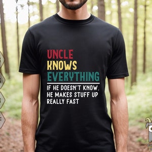 Może przedstawiać: Czarny T-shirt z napisem "Uncle Knows Everything. If he doesn't know, he makes stuff up really fast." w kolorowych retro literach.