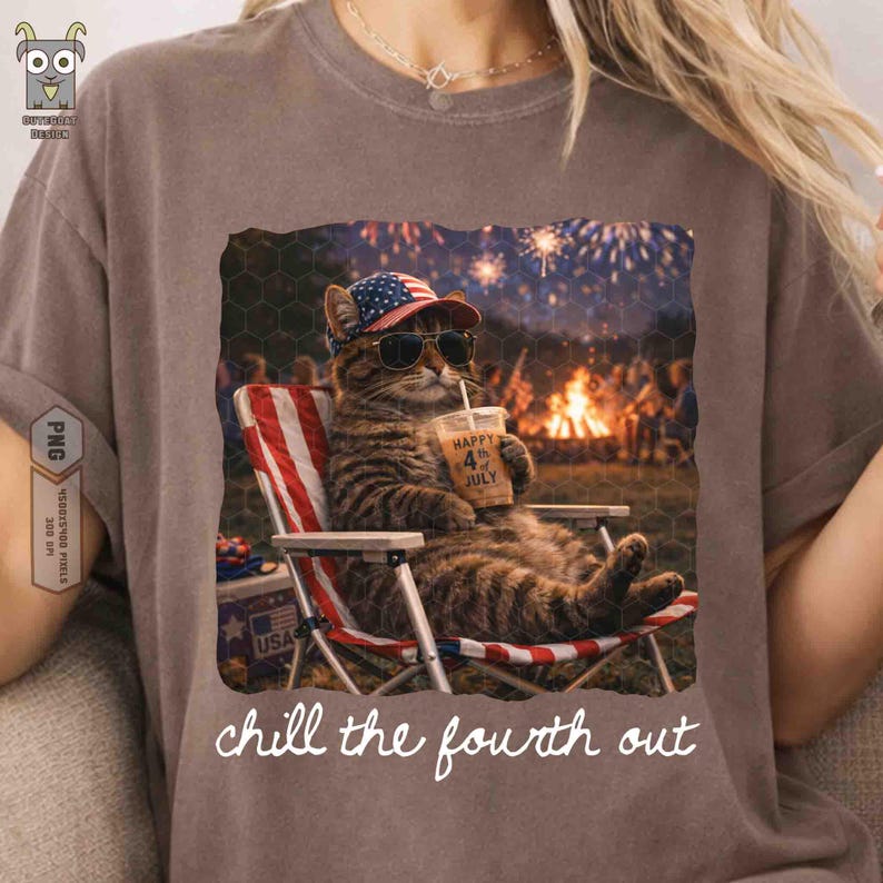 Puede incluir: Camiseta marr&oacute;n con un gr&aacute;fico de un gato con gafas de sol y un sombrero patri&oacute;tico, relaj&aacute;ndose en una silla de playa con una bebida. La imagen incluye el texto "Happy 4th of July" y "chill the fourth out".