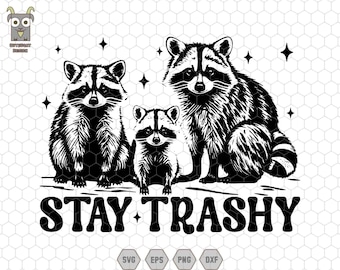 Può includere: Illustrazione in bianco e nero di tre procioni con il testo "Stay Trashy" sotto. I procioni sono seduti in fila, con il procione più grande al centro.