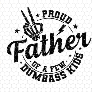 Puede incluir: Diseño gráfico en blanco y negro con el texto "Proud Father of a Few Dumbass Kids". El diseño incluye una mano de esqueleto, estrellas y un rayo. El diseño está sobre un fondo blanco.