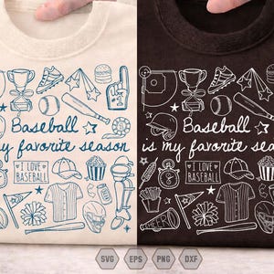 Puede incluir: Dos camisetas, una crema y otra marrón oscuro, cada una con un diseño temático de béisbol. El diseño incluye ilustraciones de equipos de béisbol y la frase "Baseball is my favorite season."