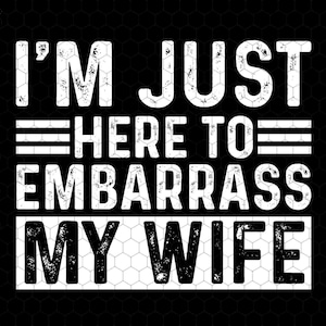 Puede incluir: Fondo negro con texto blanco que dice: "I'M JUST HERE TO EMBARRASS MY WIFE". El texto tiene una apariencia desgastada y texturizada. Un logotipo de cabra de dibujos animados está en la esquina superior izquierda, con el texto "CUTECOAT DESIGN" encima.