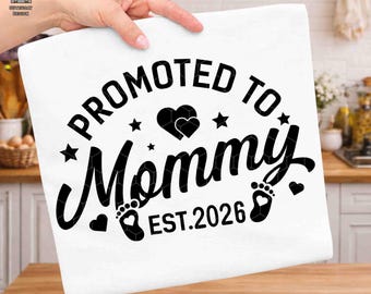 Gepromoveerd tot mama Est 2025 Svg, babyaankondiging Svg, Moederdag 2025 Svg, nieuwe moeder Svg, cadeau voor moeder, nieuwe baby familiecadeau, zwangerschap Svg