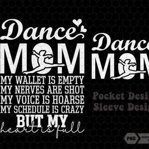 Könnte beinhalten: Weißer Text auf schwarzem Hintergrund lautet "Dance Mom" mit einer Silhouette einer Tänzerin im "O". Unter dem Text steht: "Mein Portemonnaie ist leer, meine Nerven sind blank, meine Stimme ist heiser, mein Zeitplan ist verrückt, aber mein Herz ist voll". Der Text "Pocket Design" und "Sleeve Design" ist ebenfalls enthalten.