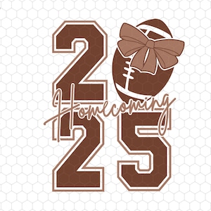 Könnte beinhalten: Ein braunes und weißes Grafikdesign für Homecoming 2025. Das Design zeigt die Zahlen 25 in einer College-Schriftart, mit dem Wort "Homecoming" in Schreibschrift. Ein Football mit einer Schleife befindet sich oben. Der Hintergrund ist ein weißes Wabenmuster.