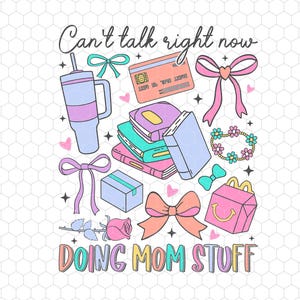 Puede incluir: Una ilustración rosa y azul de una taza de café, libros, una tarjeta de crédito, una corona de flores, un lazo, una rosa y un contenedor de comida rápida con el texto "Can't talk right now DOING MOM STUFF".