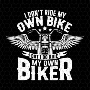 Może przedstawiać: Czarno-biały projekt graficzny z motocyklem i skrzydłami. Tekst brzmi "Nie jeżdżę na własnym motocyklu, ale jeżdżę na własnym bikerze".