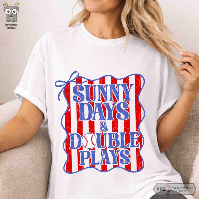 Puede incluir: Camiseta blanca con un dise&ntilde;o rojo, blanco y azul. El dise&ntilde;o dice "SUNNY DAYS & DOUBLE PLAYS" con una pelota de b&eacute;isbol. El dise&ntilde;o es de estilo desgastado.