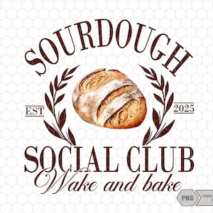 Op de afbeelding: Een bruin en wit zuurdesembrood met een bruine krans en de tekst "Sourdough Social Club Bake and Bake" in bruine tekst. De tekst "Est 2025" is ook in bruine tekst.