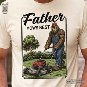 Può includere: Una t-shirt color crema con la grafica di un Bigfoot marrone che indossa una salopette di jeans blu e un berretto rosso, mentre spinge un tosaerba rosso e argento. Il testo Father MOWS BEST è scritto in nero all'interno di un bordo rettangolare.