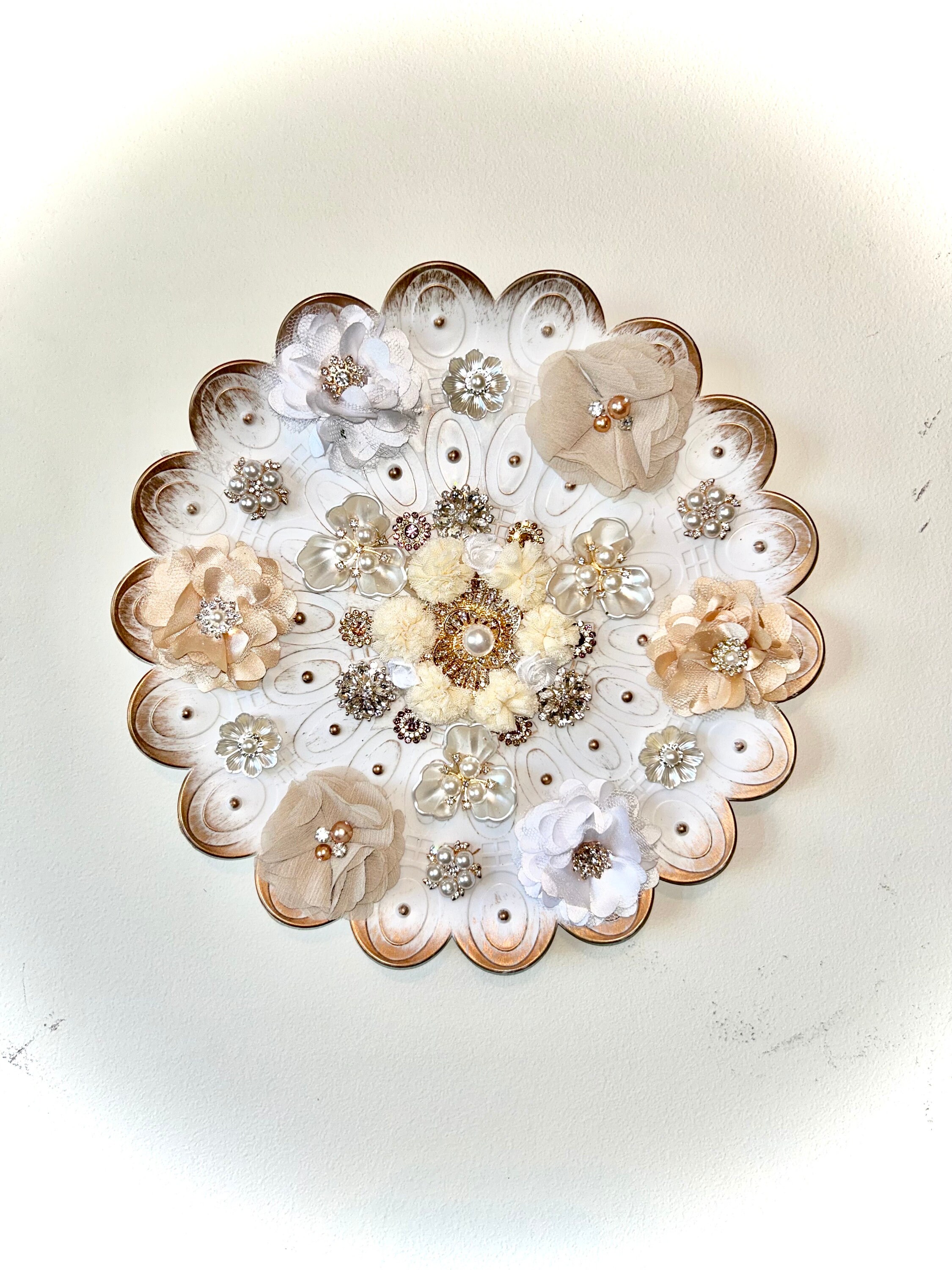 Shabby Chic Champagne vintage plástico pared placa piedras preciosas perlas flores uno de un tipo pared placa decoración de pared regalo para sus colores neutros