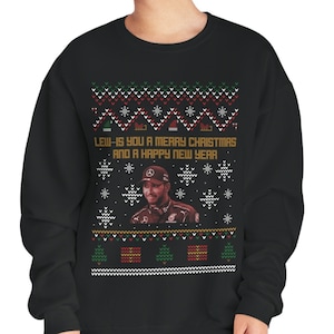 Peut inclure: Pull-over de Noël noir avec un motif festif représentant un portrait d'un homme portant un casque de course et le texte "Lew-is you a Merry Christmas and a Happy New Year".