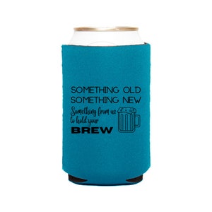 Peut inclure: Un refroidisseur de canette bleu turquoise avec le texte "Something old something new Something from us to hold your BREW" et un contour noir d'une chope &agrave; bi&egrave;re.