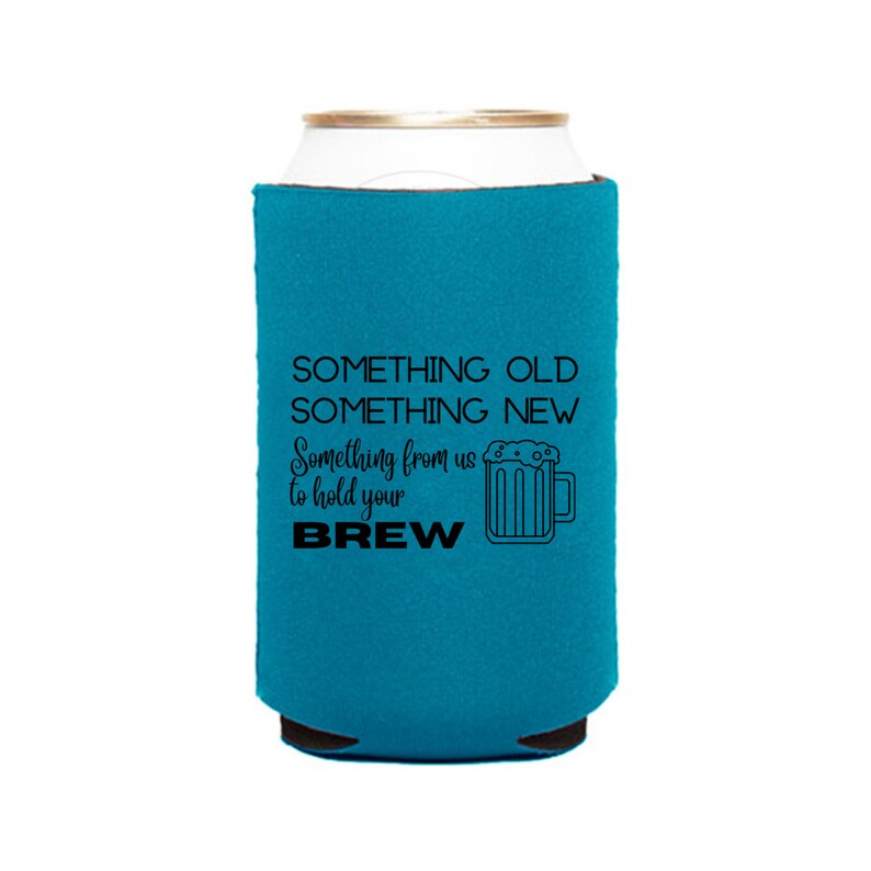 Peut inclure: Un refroidisseur de canette bleu turquoise avec le texte "Something old something new Something from us to hold your BREW" et un contour noir d'une chope &agrave; bi&egrave;re.
