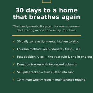 Könnte beinhalten: Ein dunkelgrünes Informationsdokument mit dem Titel 30 days to a home that breathes again. Es beschreibt ein System zum Entrümpeln von Raum zu Raum mit 30 täglichen Zonenaufgaben, einer Vier-Behälter-Methode, Entscheidungsregeln und Trackern. 12 Seiten, US Letter.