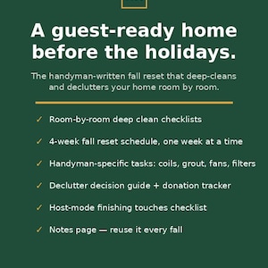 Może przedstawiać: Ciemnozielony dokument cyfrowy zatytułowany A guest-ready home before the holidays z logo HK. Zawiera 12-stronicowy przewodnik po porządkach z listami kontrolnymi dla każdego pomieszczenia, 4-tygodniowy harmonogram oraz tracker darowizn.