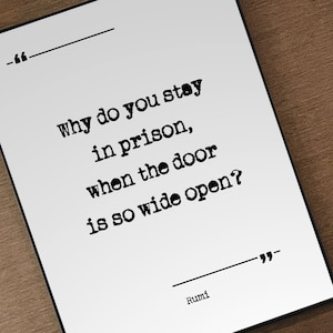 Può includere: Stampa tipografica in bianco e nero con una citazione di Rumi: "Perché rimani in prigione, quando la porta è così spalancata?"