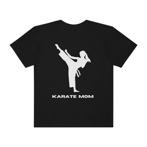 Camiseta tingida de roupa unissex de algodão Karate Mom, camisa Karate Mom, camiseta de algodão Karate Mom, camisa Kicking Karate Mom, camisa Karate Mom