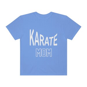 Camiseta tingida de algodão Karate Mom, camisa de algodão Karate Mom, camiseta de algodão Karate Mom, camiseta feminina Karate Mom, top Karate Mom