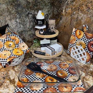 Casserole Hot Pad ~ Bagels on Buffalo Checks (Black)