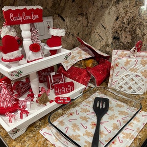 Casserole Hot Pad ~ Christmas Gingerbread Men/Candy Canes (Red/White/Glitter)