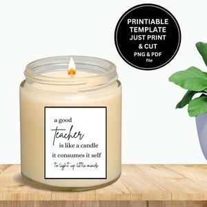 Puede incluir: Una vela blanca con una etiqueta negra que dice "un buen maestro es como una vela, se consume a sí mismo para iluminar las mentes pequeñas".