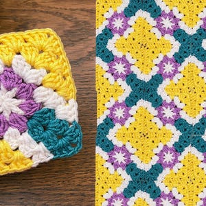 Könnte beinhalten: Ein quadratischer, handgefertigter Häkelartikel mit einem lebendigen Granny-Square-Design. Die Farbpalette umfasst Gelb, Türkis, Weiß und Lila. Das Muster wiederholt sich in einem größeren Bild.