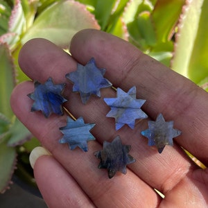 Puede incluir: Seis puntas de cristal en forma de estrella de labradorita azul iridiscente. Las puntas son todas de tamaño y forma aproximadamente iguales.