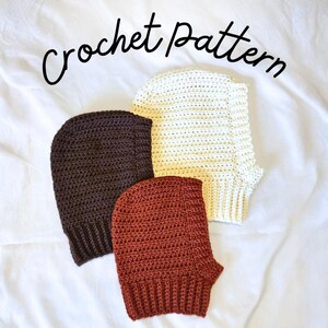 Könnte beinhalten: Drei gehäkelte Sturmhauben in Dunkelbraun, Creme und Rostorange. Jede Haube hat eine gerippte Textur und ein eng anliegendes Design. Der Text "Crochet pattern" steht in schwarzer Schreibschrift oben im Bild.