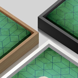 K&ouml;nnte beinhalten: Drei verschiedene Rahmen mit einem geometrischen Muster in Gr&uuml;n und Blau. Die Rahmen sind aus Holz, Schwarz und Wei&szlig;.