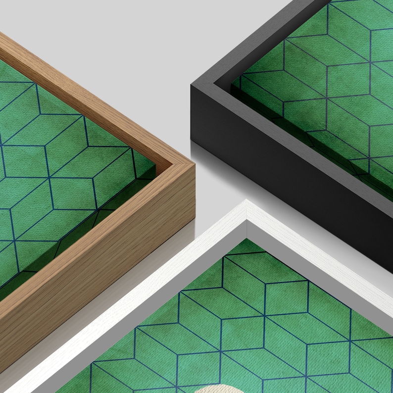K&ouml;nnte beinhalten: Drei verschiedene Rahmen mit einem geometrischen Muster in Gr&uuml;n und Blau. Die Rahmen sind aus Holz, Schwarz und Wei&szlig;.