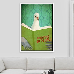 K&ouml;nnte beinhalten: Eine wei&szlig;e M&ouml;we mit rotem Schnabel liest ein gr&uuml;nes Buch mit dem Text "POOPING ON PEOPLE" in roten Buchstaben. Der Hintergrund ist ein gr&uuml;nes und blaues geometrisches Muster.