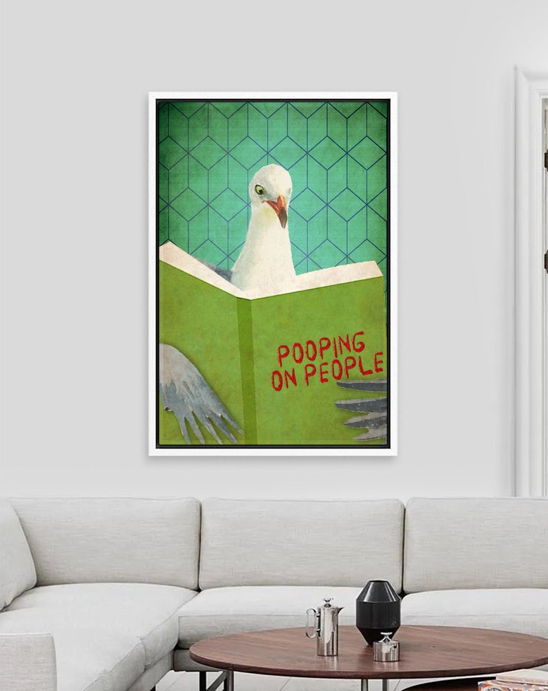 K&ouml;nnte beinhalten: Eine wei&szlig;e M&ouml;we mit rotem Schnabel liest ein gr&uuml;nes Buch mit dem Text "POOPING ON PEOPLE" in roten Buchstaben. Der Hintergrund ist ein gr&uuml;nes und blaues geometrisches Muster.