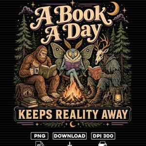 Può includere: Un'illustrazione grafica con Bigfoot, una creatura simile a una falena e una figura con testa di cervo che leggono libri attorno a un falò in una foresta. Il testo recita A BOOK A DAY KEEPS REALITY AWAY. Include pini, una lanterna e stelle.