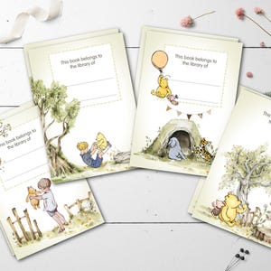 Peut inclure: Quatre livres pour enfants illustrés avec des personnages de Winnie l'Ourson. Chaque couverture présente une scène différente avec le texte "This book belongs to the library of." Les illustrations incluent Pooh, Porcinet, Tigrou et Bourriquet dans divers décors extérieurs.