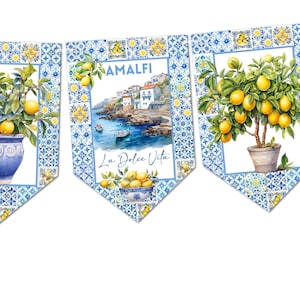 Puede incluir: Un conjunto de banderines decorativos con un borde de azulejos azules y blancos. Cada banderín presenta una ilustración de acuarela de un limonero en maceta, con las palabras "AMALFI" y "La Dolce Vita".