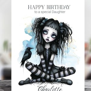 Könnte beinhalten: Geburtstagskarte mit einer gotischen Illustration eines Mädchens mit schwarzen Haaren und gestreiften Strümpfen, einem Raben und dem Text "HAPPY BIRTHDAY to a special Daughter" und dem Namen "Charlotte". Der Hintergrund hat blaue und goldene Aquarellakzente.