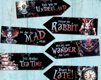 Könnte beinhalten: Sechs schwarze und rote Pfeilschilder mit weißem Text und Illustrationen aus Alice im Wunderland. Die Schilder zeigen "This way to UNDERLAND", "WE ARE ALL MAD HERE", "FOLLOW THE RaBBiT", "NOT ALL WHO WANDER ARE LOST", "IT'S Always TEA TIME", und "DON'T BE LATE!"