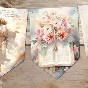 Könnte beinhalten: Drei Banner mit religiösen Bildern. Das erste Banner zeigt ein Gemälde von Jesus Christus, der in den Himmel aufsteigt, mit dem Text "Denn so sehr hat Gott die Welt geliebt, dass er seinen einzigen Sohn hingab, damit jeder, der an ihn glaubt, nicht verloren geht, sondern ewiges Leben hat. Johannes 3:16". Das zweite Banner zeigt ein Gemälde eines Kreuzes mit Blumen und einer Bibel. Das dritte Banner zeigt ein Gemälde von Jesus Christus, der ein Lamm hält, mit dem Text "Ich bin die Auferstehung und das Leben. Wer an mich glaubt, der wird leben, auch wenn er stirbt. Johannes 11:25".