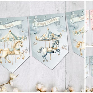 Puede incluir: Una pancarta de caballo de carrusel azul y blanco con el texto "Feliz cumpleaños" y "Charlotte". La pancarta es perfecta para una fiesta de cumpleaños.