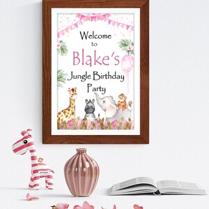 Cartello di benvenuto personalizzato per la festa del safari con animali della giungla rosa - Scegli la dimensione