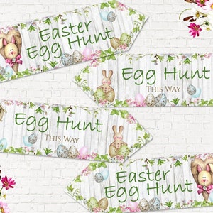 Op de afbeelding: Vier borden met een rustieke houten achtergrond en groen gebladerte. Elk bord heeft een konijn en eieren. De borden zeggen "Easter Egg Hunt" en "Egg Hunt This Way".