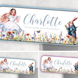 Puede incluir: Un estuche de lápices personalizado con temática de Alicia en el País de las Maravillas con un borde azul. El estuche presenta una ilustración de Alicia y el Conejo Blanco en un campo de flores. El nombre "Charlotte" está escrito en cursiva en el estuche, junto con la cita "¿Supones que ella es una flor silvestre?"